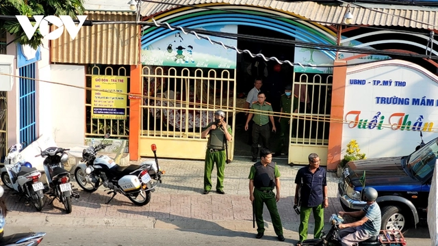 NÓNG: Hàng chục cảnh sát phong toả, vây bắt người đàn ông cầm dao xông vào trường mầm non