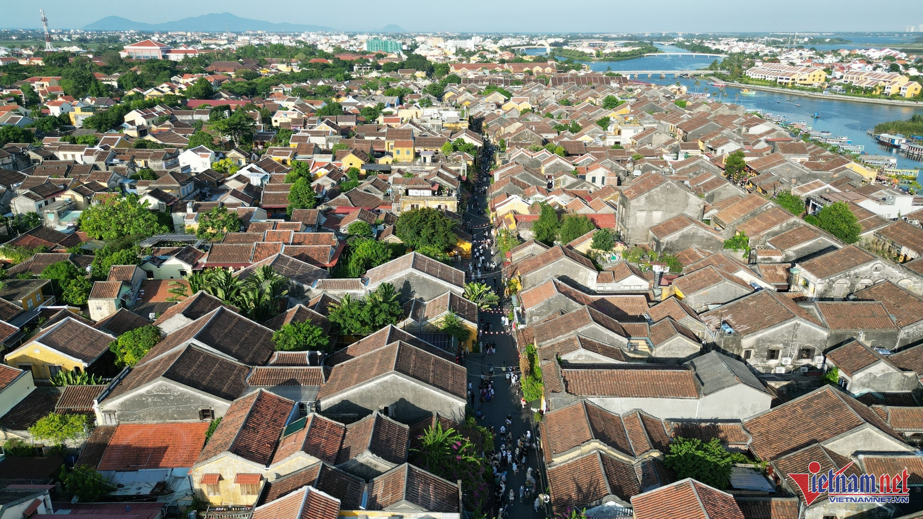 Nhà trăm tuổi chờ sập ở Hội An, bạt bít bùng, mưa to con trai cõng mẹ sơ tán